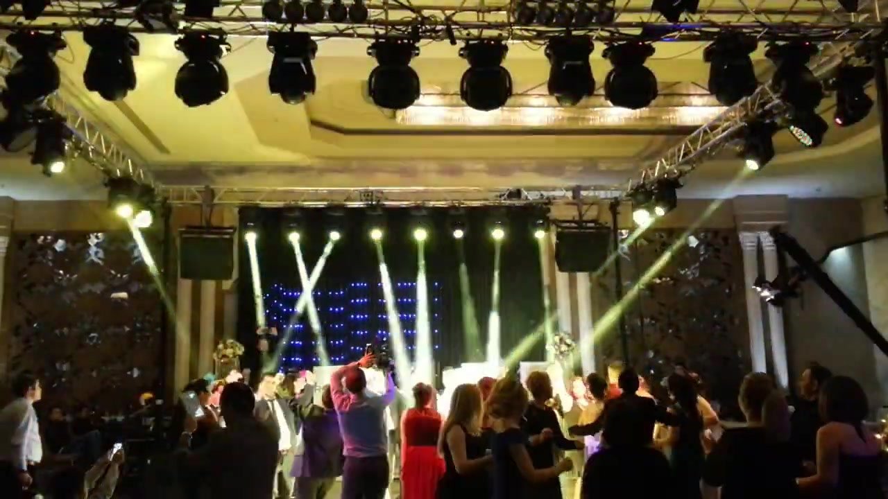 Truss üzerinde robot ışıklar ve dans eden kalabalık