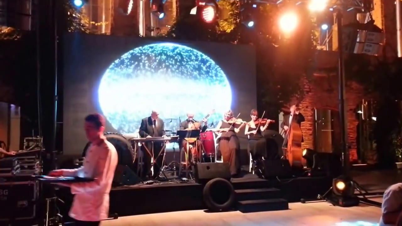 LED ekranlı sahnede orkestra performansı